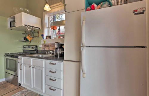 Lakeside Pleasure Island Cabin with Deck and Gas Grill - Foto 7