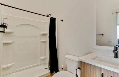 3 Min to DT - 2 Car Garage - Lux Townhome - King Bed - Foto 3