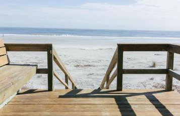 Beachfront home with expansive deck and direct beach access - Foto 30