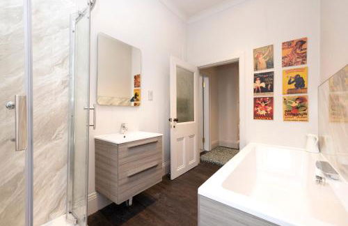 JOIVY Iconic Cockburn Street 4 Bedroom Apartment: Heart of Old Town - Foto 78