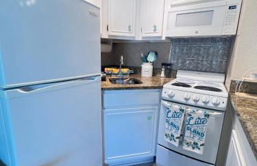 Sun Splashed Condo! Steps to Beach and 2 Pools Galveston Island - Foto 10