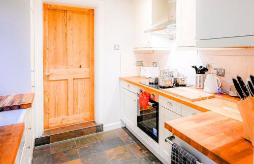 Premium Family Home with PS5 Console and Private Garden - Foto 21