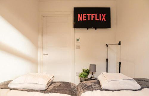 Cosy 2 Bedroom Apartment - Free Parking, Fast WiFi and Smart TV by Tejza Property - Foto 9