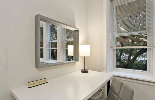 Modern & Furnished 2BR Apt with In-unit Laundry - Sunnyside 2E - Foto 10