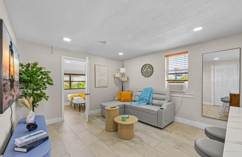 Remodeled 2BR Apartment w/ Garden Deck - Photo 9
