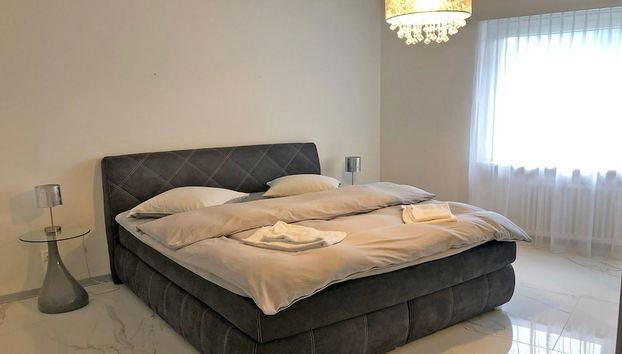 Villa in Bissone with swimming pool and garden - Photo 3