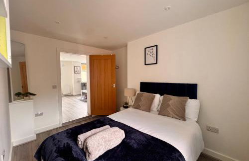 Central 2 Bedroom Apartment with Free Parking Sleeps 8 & Walk to City Centre & Arena - Foto 47