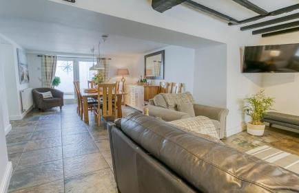 Sailors Return - Photo 7