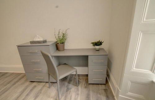 Bright & Stylish 1-bed Apt W/free Parking & Wi-fi - Photo 26