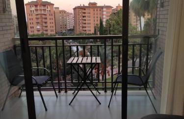 Apartamento cerca del centro con parking gratuito - Photo 1