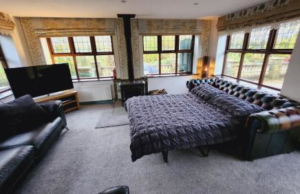 Stunning 2 Bedroom Guest House with Hot Tub - Photo 31