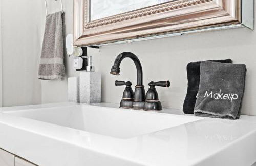 Stylish Home in Historic District Near Riverwalk - Foto 35