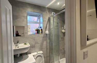 1st Studio Flat With full Private Toilet And Shower With its Own Kitchenette in Keedonwood Road Bromley A Fully Equipped Independent Studio Flat - Photo 61