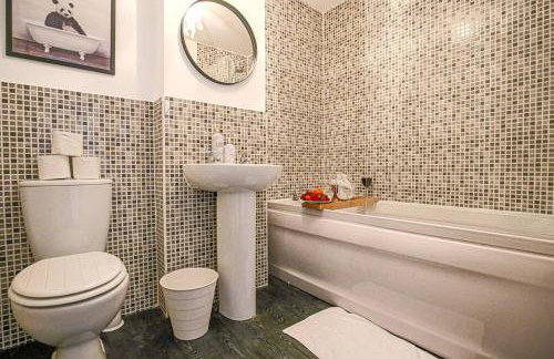 Luxury 5 Bedroom 3 Bathroom House - Smart TVs with Sky and Netflix, Super Fast WiFi, Free Parking by Yoko Property - Foto 36