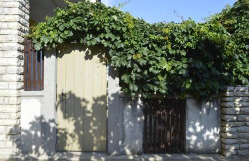 Private studio apartment with a garden and a terrace - Photo 5