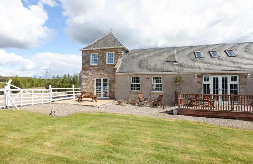 JOIVY Greenknowes Estate with Hot Tub and Bar - Farmhouse and Lodge - Photo 37