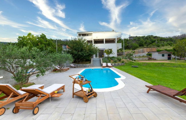 Serene Rural Villa With Pool, Sun Deck, and Children's Play Area - Foto 35