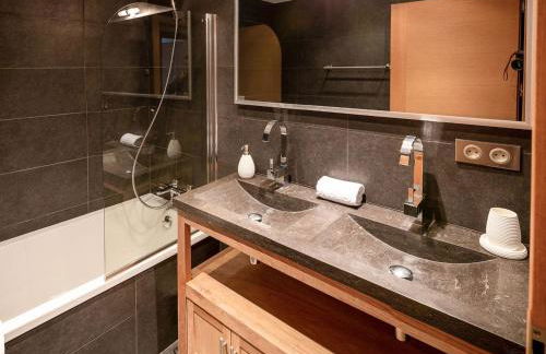 Les Ecureuils -Rénové 100m2 - 8per - Skis aux Pieds - Vue sur la Montagne - Foto 8