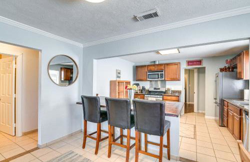 Less Than 1 Mi to Beach! Family-Friendly Galveston Home - Foto 6