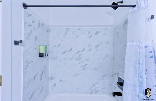 The Stallion #208 - Walk to Attractions - Modern Luxe Loft in Memphis Downtown with free covered gated parking - Foto 44