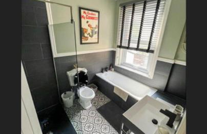 Spacious House In Guildford - Photo 2