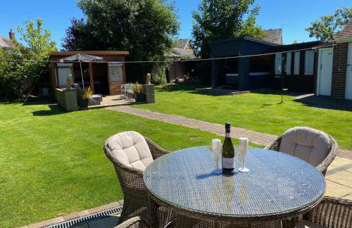 BeRo Bungalow with a hot tub & a large garden! - Foto 2