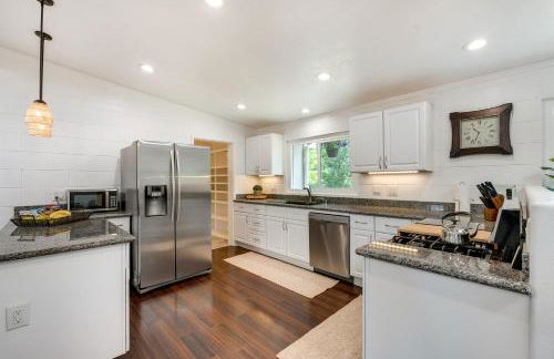 Modern Meadow Vista Vacation Home with Spacious Deck - Photo 9