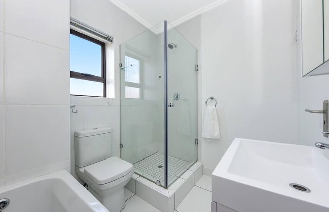 2 Bed Flat - Sleeps 4 - Pool - Garden - Parking - Photo 7