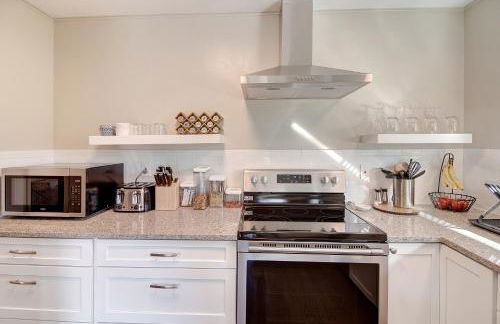 Cozy Mountain Home with Great Views, Deck & WiFi - Photo 14