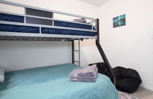 Fly Away Home with Aurora Views - Foto 19