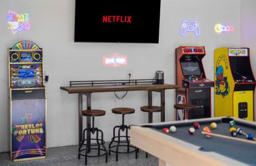 Heated Pool & Spa Mini Golf Bowling Game Room perfect for family - Photo 52