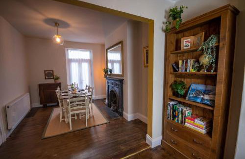 Spacious Victorian 4 Bed l Cocktail Bar Spa Bath Workspaces - Photo 15