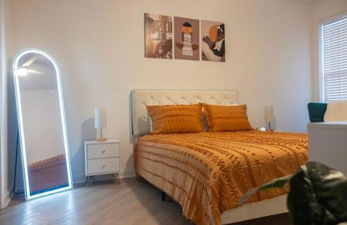 Cozy 1BR with Private Balcony, Gym, Pool & Workspace - Foto 36