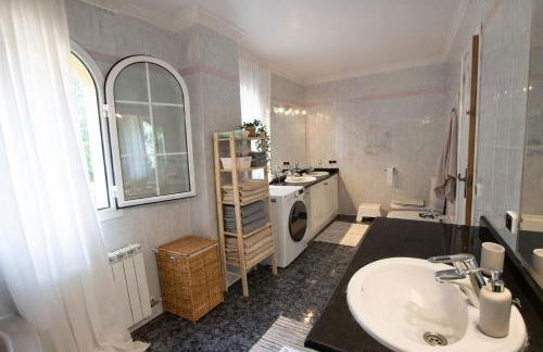 2 Private Abodes in One Magnificent Villa! - Foto 29