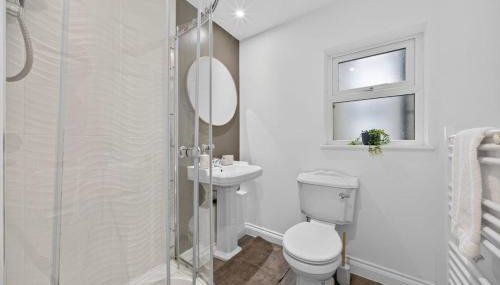 City Centre 2BR Apt with Balcony Access and Free Parking - Foto 3, towels, Shower