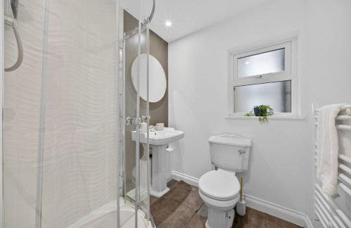 City Centre 2BR Apt with Balcony Access and Free Parking - Foto 3