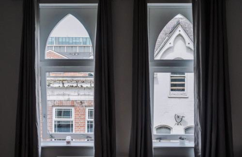 Chic 2Bed Apartment in Heart of Altrincham - Pass the Keys - Foto 13