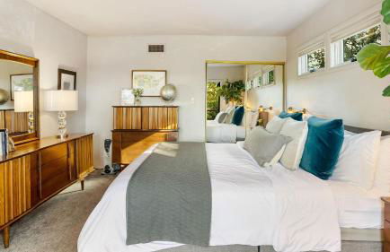 Spanish Revival Charm in Silver Lake w Patio BBQ Walkable Location Maltman Manor by AvantStay - Photo 19