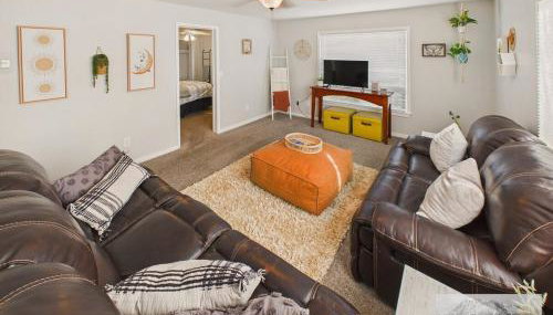 Main St New with AC Monthly stays Charming Cottage KING BED - Foto 2