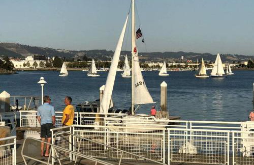 Fabulous Yacht Rental for a Unique Glamping Getaway in Bay Area, California - Foto 13