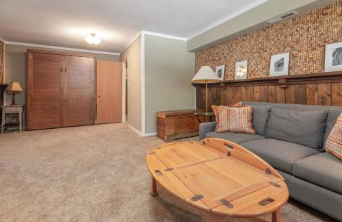 Chamberland retreat-Hot Tub, Pool Table, Movie & Ski - Photo 7