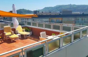 Coqueto ático con espectacular terraza - Foto 1