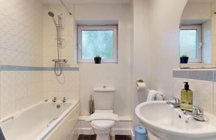 2 Bedroom House Near City Centre with Parking - Foto 16