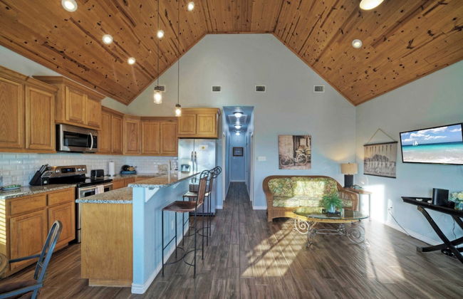 Group Getaway w/ Pool, Boat Dock 2 Homes Laguna Village Retreat by Avantstay - Foto 50