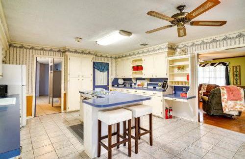 Patio & Grill! Charming 'Lake Charles Landing Pad' - Foto 12
