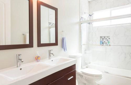 Lake Balboa Modern 4 Bedroom 3 Bath Glam Charmer - Foto 19