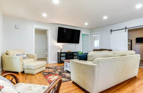 Lakeside Litchfield Home with Patio and Gas Grill! - Foto 9