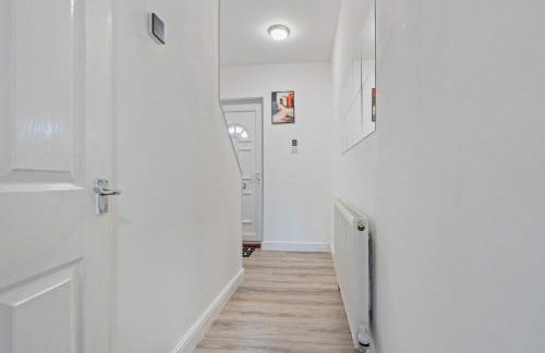 Centrally Located 4BR House By Hyped Properties Short Term Rental Agency With Free Parking Wolverhampton - Foto 46