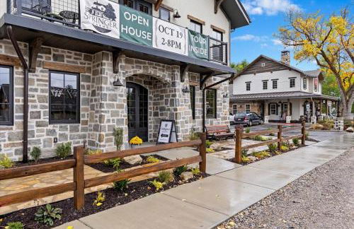 The Bee Room - Cozy Retreat on Midway Main Street - Photo 12