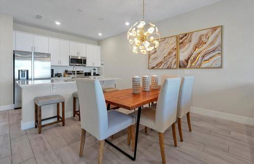 Cozy 3 Bedroom Townhouse Near Disney w/ Patio - Foto 15